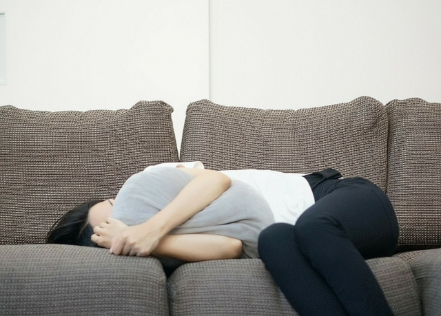 家で寝転ぶ女性