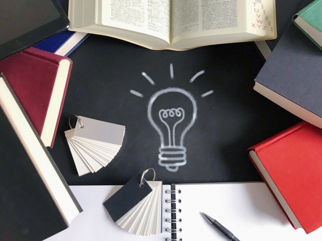 辞典と輝く電球